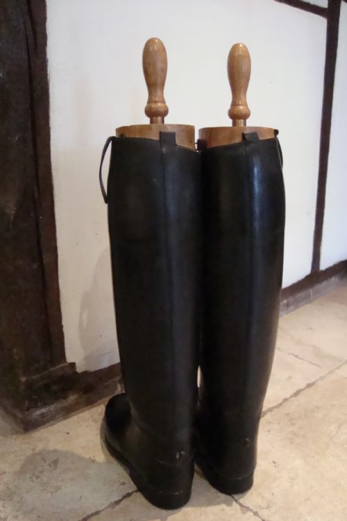 A PAIR OF VINTAGE RIDING BOOTS - ADDITIONAL PHOTO 3