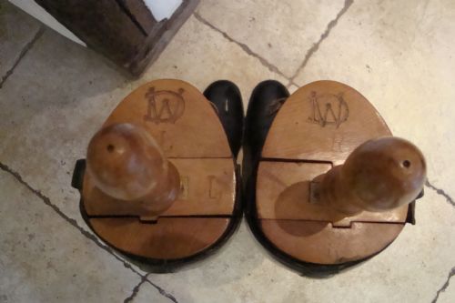A PAIR OF VINTAGE RIDING BOOTS - ADDITIONAL PHOTO 4