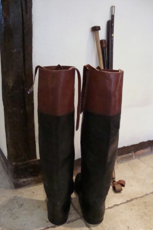 A PAIR OF VINTAGE RIDING BOOTS - ADDITIONAL PHOTO 1