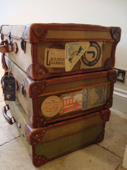 A VINTAGE SET OF SUITCASES LUGGAGE - ADDITIONAL PHOTO 2