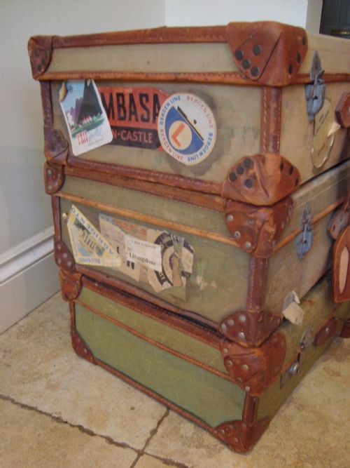 A VINTAGE SET OF SUITCASES LUGGAGE - ADDITIONAL PHOTO 3
