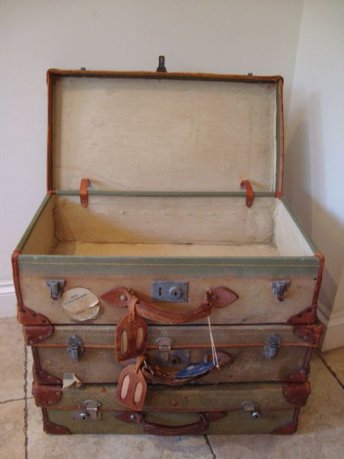 A VINTAGE SET OF SUITCASES LUGGAGE - ADDITIONAL PHOTO 4