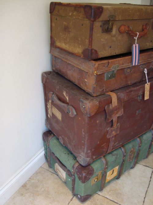 A VINTAGE SET OF TRUNKS AND LUGGAGE - ADDITIONAL PHOTO 2