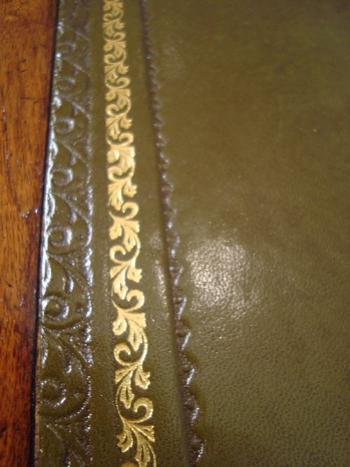 A PRETTY VICTORIAN WALNUT PEDESTAL DESK - ADDITIONAL PHOTO 1