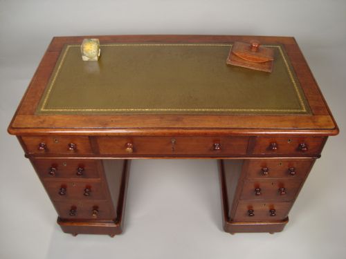 A PRETTY VICTORIAN WALNUT PEDESTAL DESK - ADDITIONAL PHOTO 2