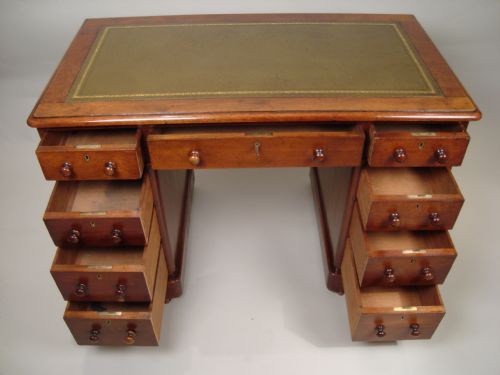 A PRETTY VICTORIAN WALNUT PEDESTAL DESK - ADDITIONAL PHOTO 4