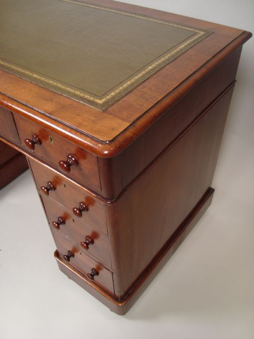 A PRETTY VICTORIAN WALNUT PEDESTAL DESK - ADDITIONAL PHOTO 5