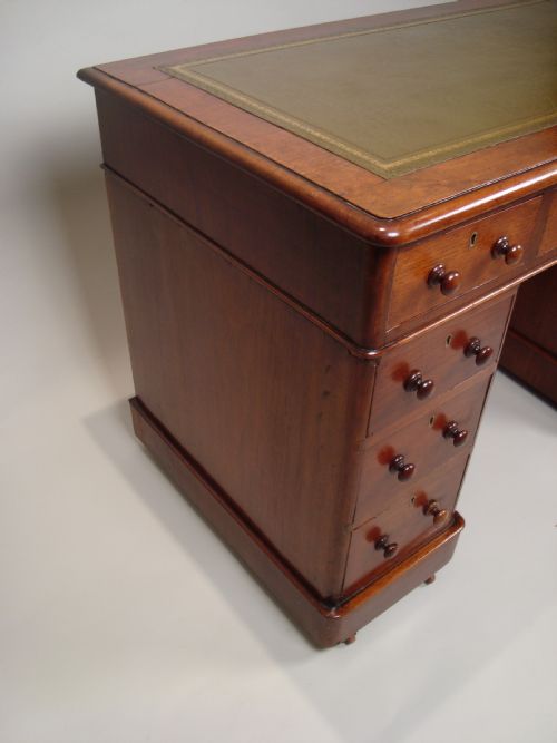 A PRETTY VICTORIAN WALNUT PEDESTAL DESK - ADDITIONAL PHOTO 6