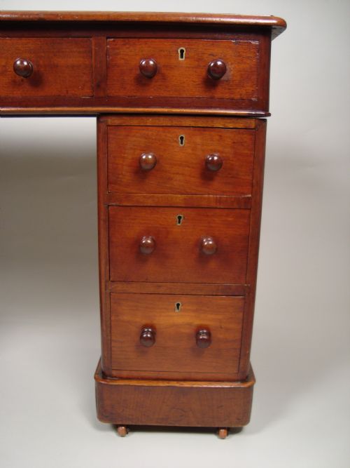 A PRETTY VICTORIAN WALNUT PEDESTAL DESK - ADDITIONAL PHOTO 7