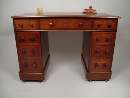 A PRETTY VICTORIAN WALNUT PEDESTAL DESK - ADDITIONAL PHOTO 8