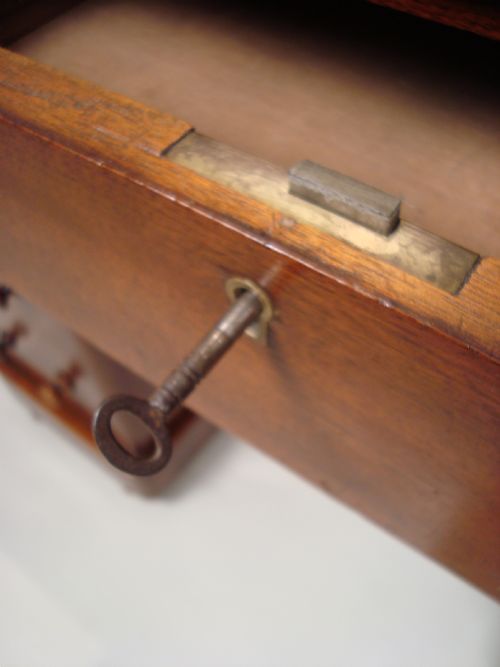 A PRETTY VICTORIAN WALNUT PEDESTAL DESK - ADDITIONAL PHOTO 9