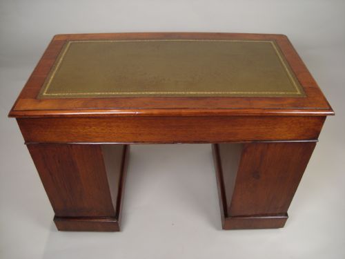 A PRETTY VICTORIAN WALNUT PEDESTAL DESK - ADDITIONAL PHOTO 10