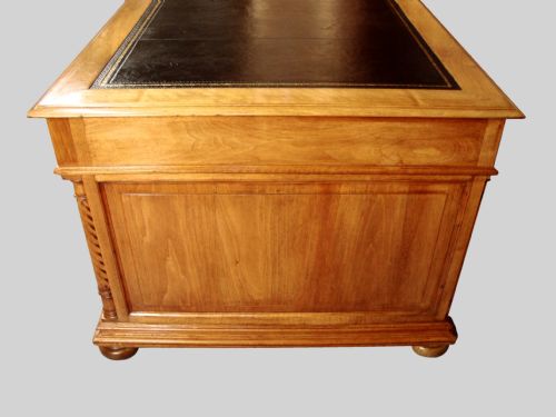 A MAGNIFICENT 19THC FRENCH WALNUT DESK - ADDITIONAL PHOTO 3