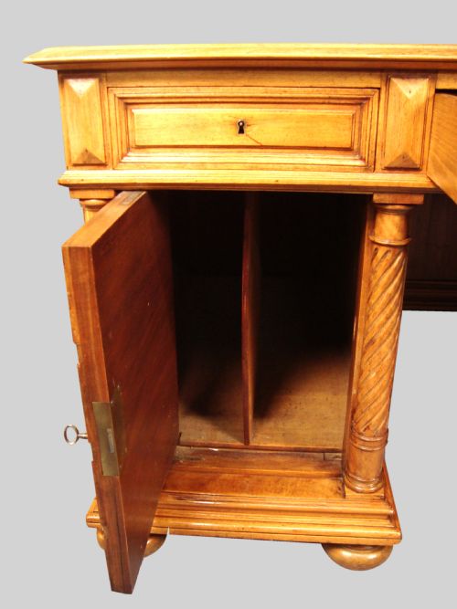 A MAGNIFICENT 19THC FRENCH WALNUT DESK - ADDITIONAL PHOTO 4
