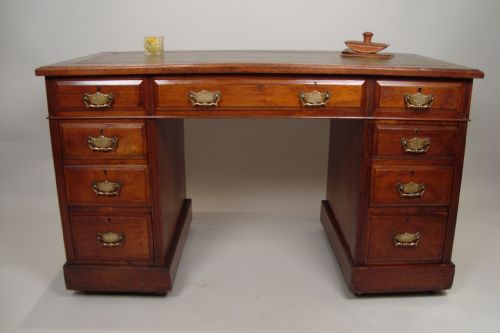 AN ATTRACTIVE EDWARDIAN WALNUT PEDESTAL DESK - ADDITIONAL PHOTO 1