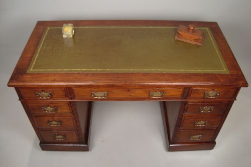AN ATTRACTIVE EDWARDIAN WALNUT PEDESTAL DESK - ADDITIONAL PHOTO 2