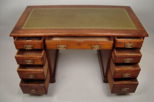 AN ATTRACTIVE EDWARDIAN WALNUT PEDESTAL DESK - ADDITIONAL PHOTO 4