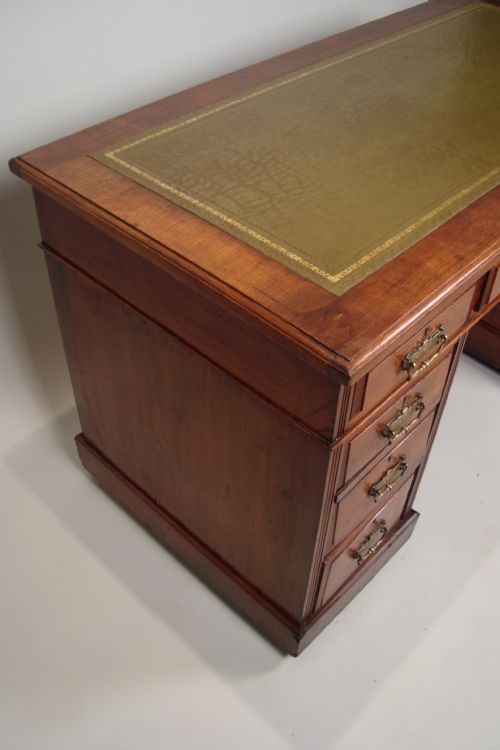 AN ATTRACTIVE EDWARDIAN WALNUT PEDESTAL DESK - ADDITIONAL PHOTO 5