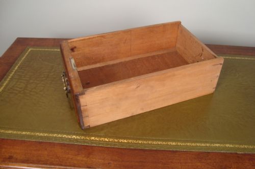 AN ATTRACTIVE EDWARDIAN WALNUT PEDESTAL DESK - ADDITIONAL PHOTO 6