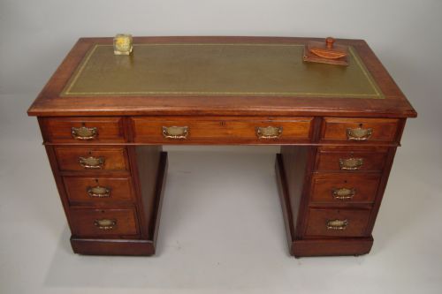 AN ATTRACTIVE EDWARDIAN WALNUT PEDESTAL DESK - ADDITIONAL PHOTO 7