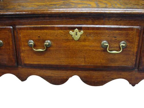 A DELIGHTFUL 18THC OAK DRESSER - ADDITIONAL PHOTO 5