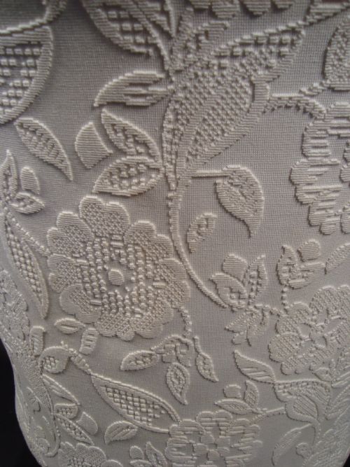 A PRETTY VICTORIAN ARMCHAIR - ADDITIONAL PHOTO 2