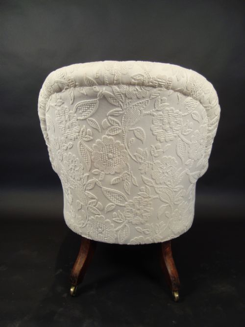 A PRETTY VICTORIAN ARMCHAIR - ADDITIONAL PHOTO 3