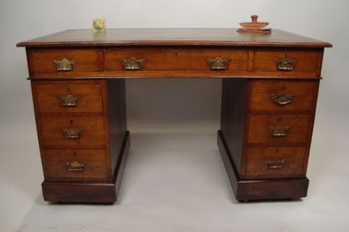 A DELIGHTFUL EDWARDIAN PEDESTAL DESK - ADDITIONAL PHOTO 1