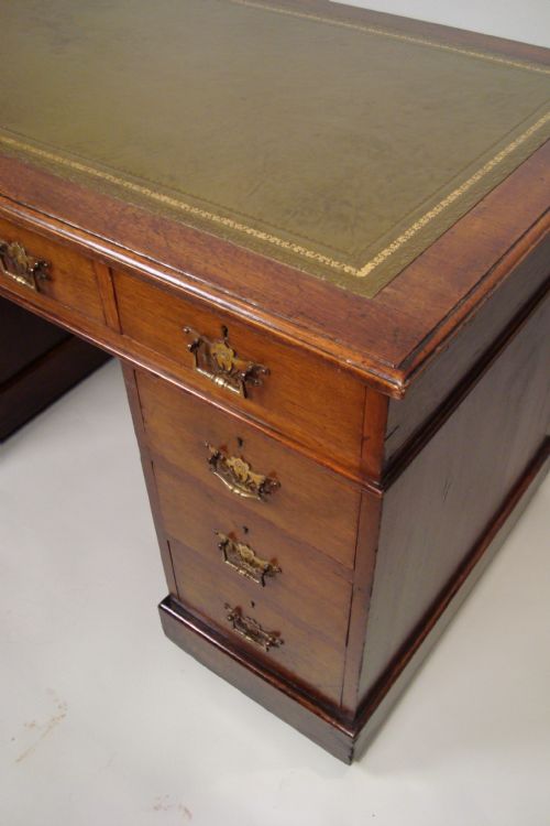 A DELIGHTFUL EDWARDIAN PEDESTAL DESK - ADDITIONAL PHOTO 2