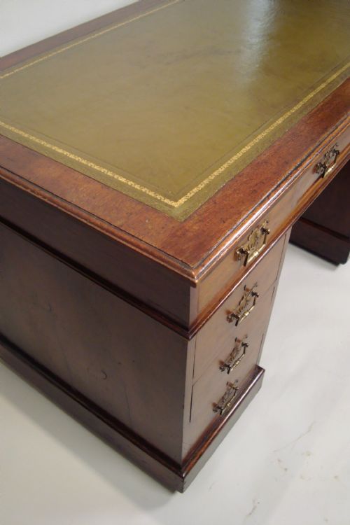 A DELIGHTFUL EDWARDIAN PEDESTAL DESK - ADDITIONAL PHOTO 4