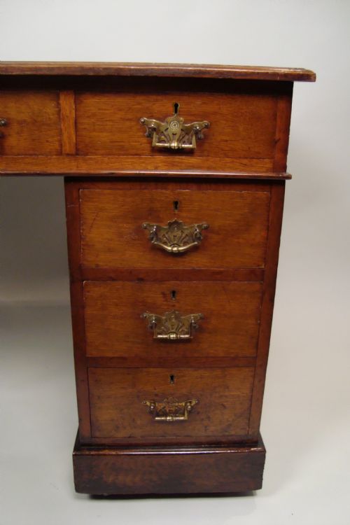 A DELIGHTFUL EDWARDIAN PEDESTAL DESK - ADDITIONAL PHOTO 5