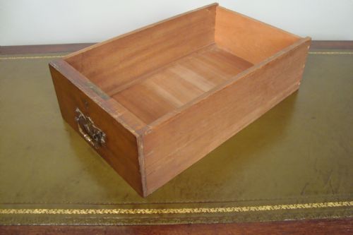 A DELIGHTFUL EDWARDIAN PEDESTAL DESK - ADDITIONAL PHOTO 3
