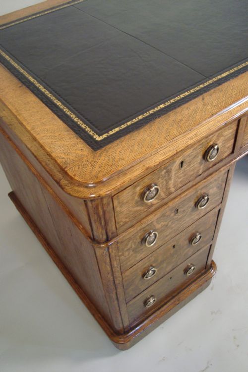 A SUPERIOR QUALITY LARGE VICTORIAN GOLDEN OAK DESK - ADDITIONAL PHOTO 1
