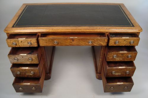 A SUPERIOR QUALITY LARGE VICTORIAN GOLDEN OAK DESK - ADDITIONAL PHOTO 4