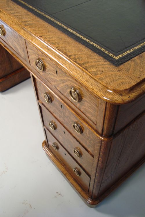 A SUPERIOR QUALITY LARGE VICTORIAN GOLDEN OAK DESK - ADDITIONAL PHOTO 9