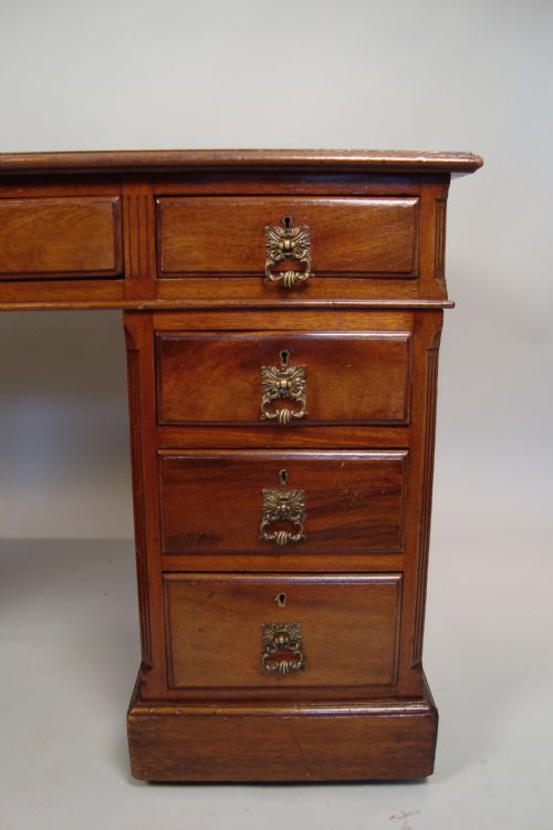 A HANDSOME WALNUT EDWARDIAN PEDESTAL DESK - ADDITIONAL PHOTO 2
