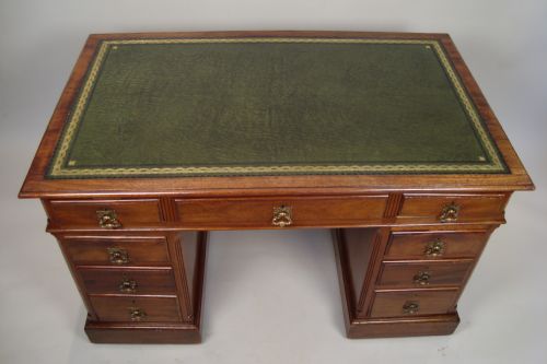 A HANDSOME WALNUT EDWARDIAN PEDESTAL DESK - ADDITIONAL PHOTO 4