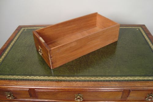 A HANDSOME WALNUT EDWARDIAN PEDESTAL DESK - ADDITIONAL PHOTO 5