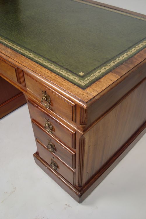 A HANDSOME WALNUT EDWARDIAN PEDESTAL DESK - ADDITIONAL PHOTO 7