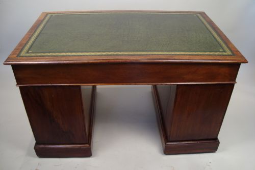 A HANDSOME WALNUT EDWARDIAN PEDESTAL DESK - ADDITIONAL PHOTO 9