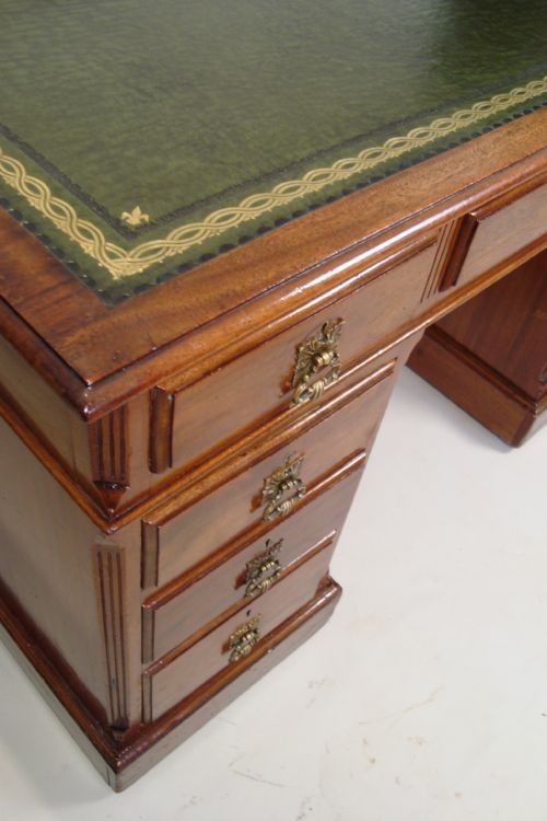 A HANDSOME WALNUT EDWARDIAN PEDESTAL DESK - ADDITIONAL PHOTO 3