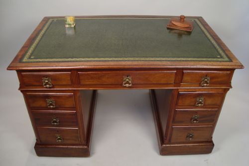 A HANDSOME WALNUT EDWARDIAN PEDESTAL DESK - ADDITIONAL PHOTO 8