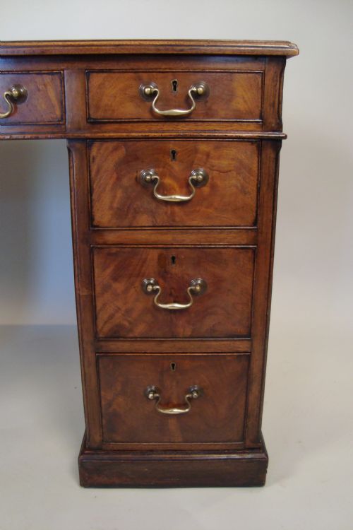 A FABULOUS MAHOGANY TWIN PEDESTAL DESK - ADDITIONAL PHOTO 1