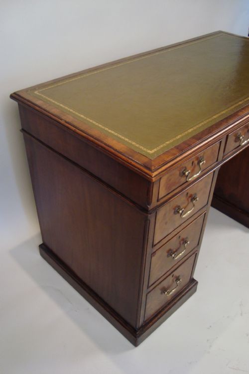 A FABULOUS MAHOGANY TWIN PEDESTAL DESK - ADDITIONAL PHOTO 6