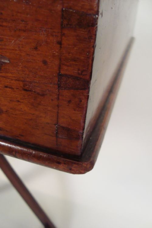 AN ELEGANT VICTORIAN MAHOGANY BUTLERS TRAY - ADDITIONAL PHOTO 6