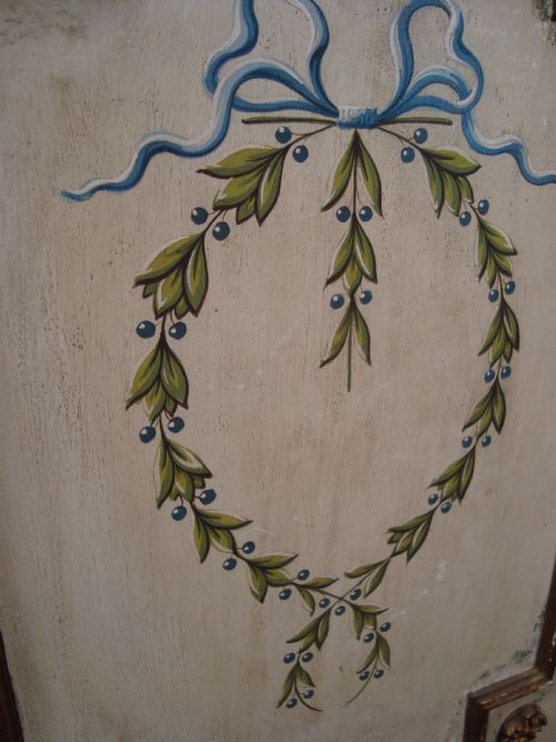 A DECORATIVE LOUIS XVI STYLE PARCEL GILT SIDE CABINET - ADDITIONAL PHOTO 3