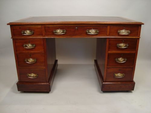 AN ATTRACTIVE EDWARDIAN WALNUT PEDESTAL DESK - ADDITIONAL PHOTO 1