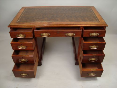 AN ATTRACTIVE EDWARDIAN WALNUT PEDESTAL DESK - ADDITIONAL PHOTO 2