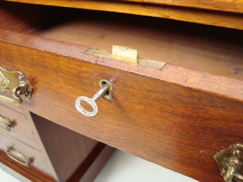 AN ATTRACTIVE EDWARDIAN WALNUT PEDESTAL DESK - ADDITIONAL PHOTO 3