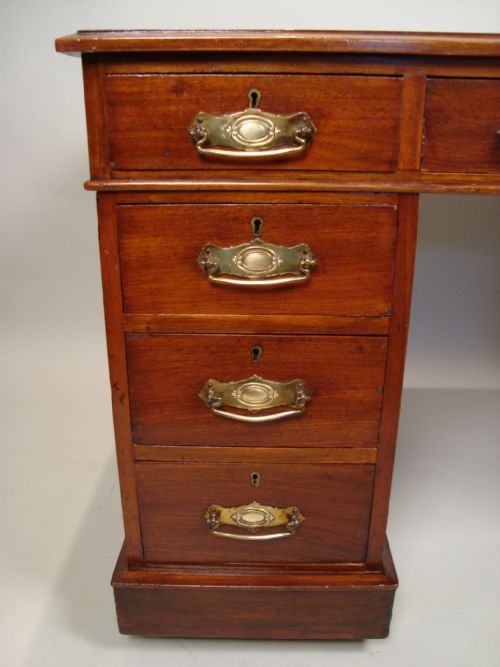 AN ATTRACTIVE EDWARDIAN WALNUT PEDESTAL DESK - ADDITIONAL PHOTO 4